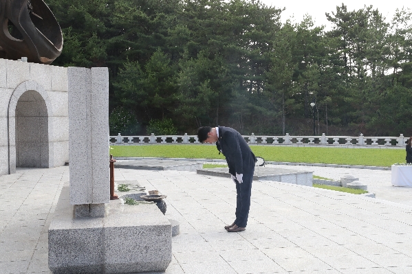 울산 제8대 남구의회 현충탑 참배 _15