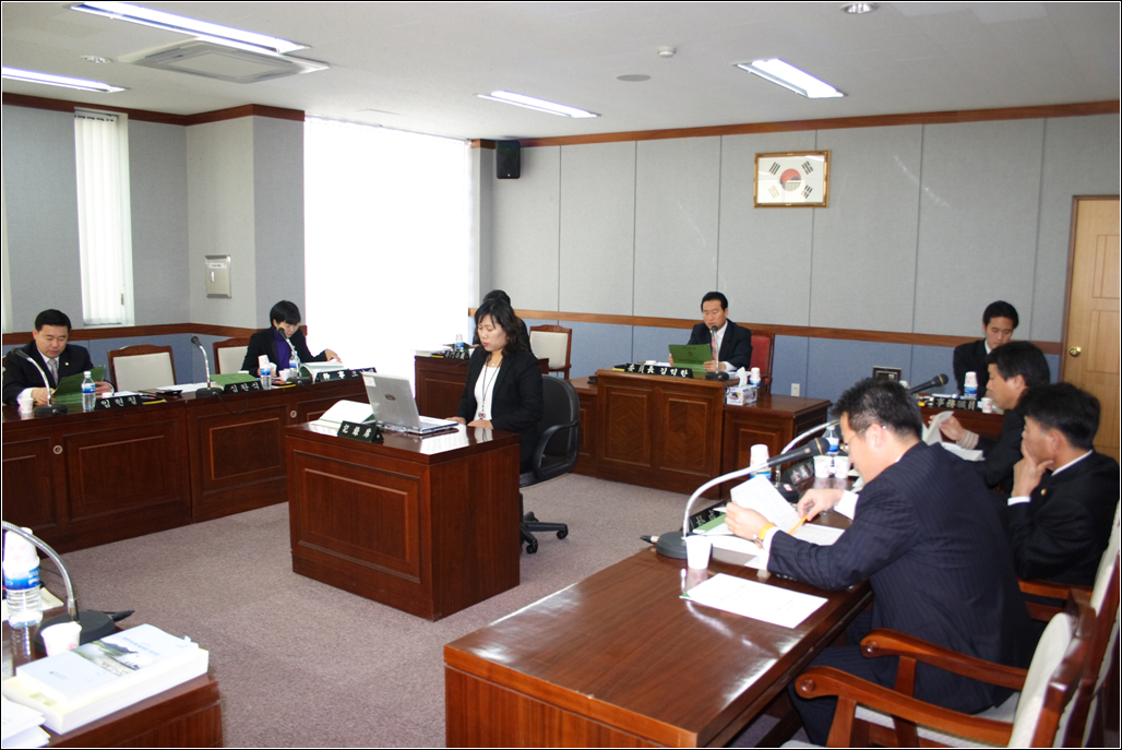 의회운영위원회 당초예산심의 장면_1