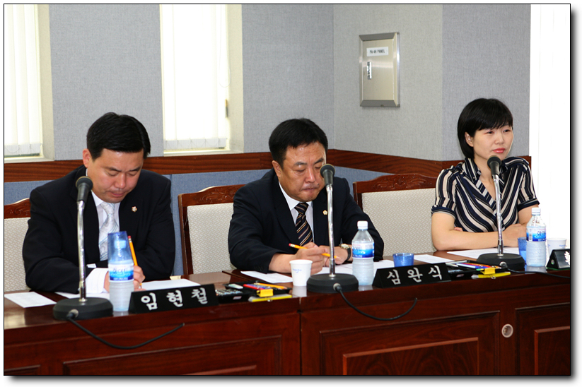 의회운영위원회 회의장면_3