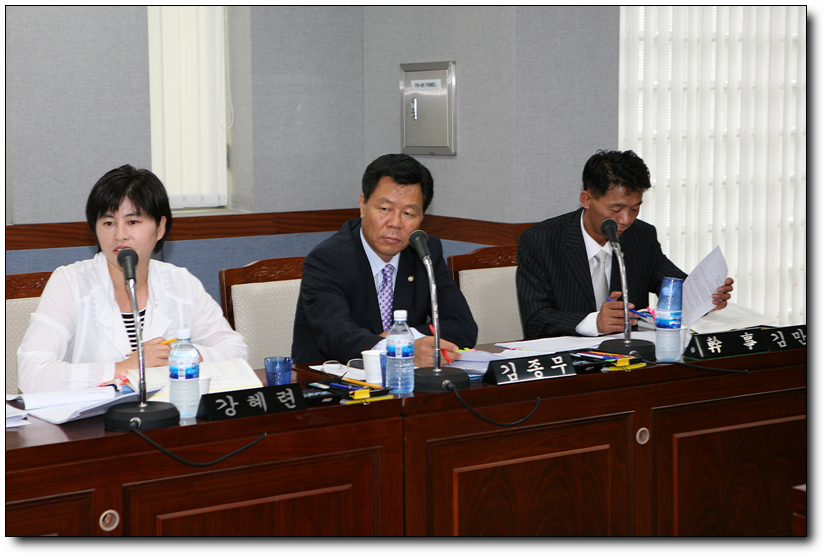 내무위원회 회의장면_3