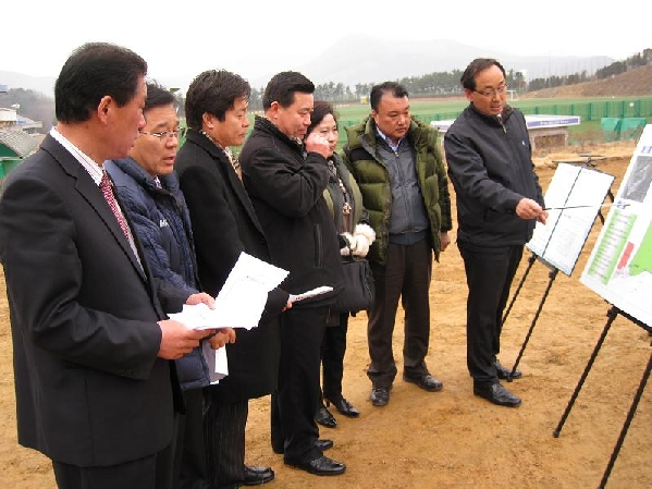 건설환경위원회 현장방문(2012.2.22일 애견운동공원 조성 사업장)_0