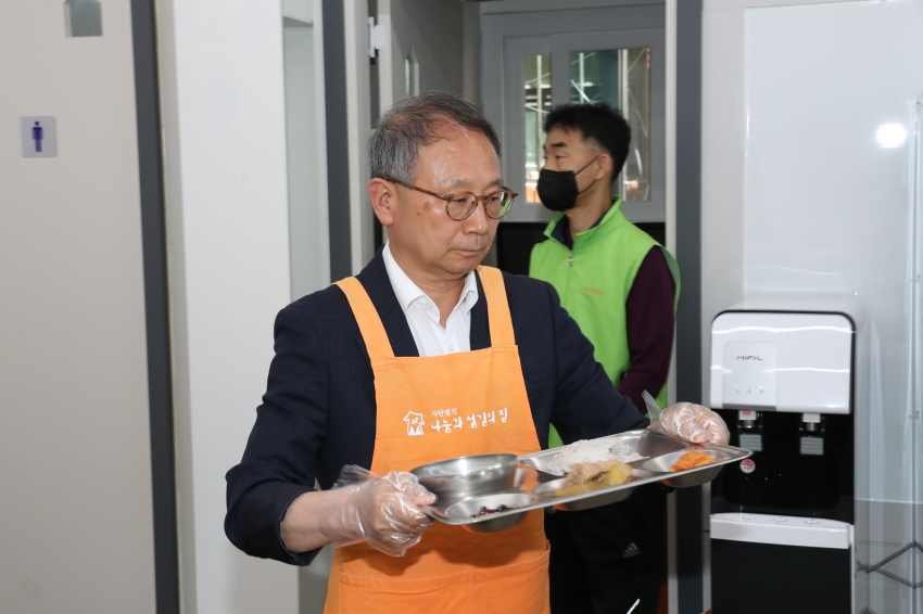 제251회 임시회 행정자치, 복지건설위원회 현장방문 [나눔과 섬김의 집 경로식당]_11