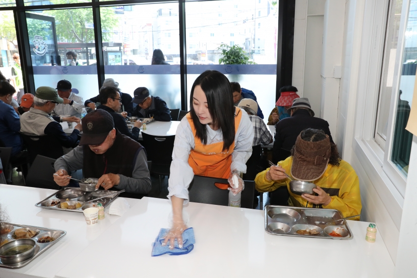 제251회 임시회 행정자치, 복지건설위원회 현장방문 [나눔과 섬김의 집 경로식당]_12