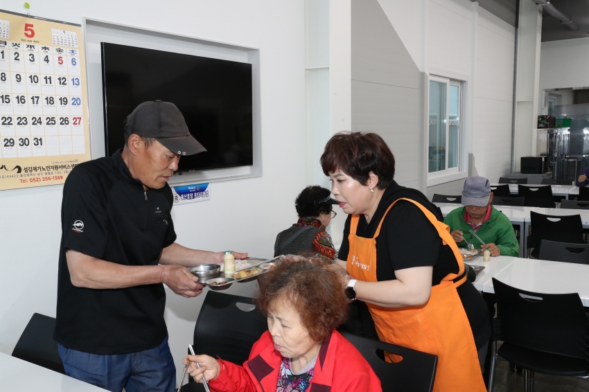 제251회 임시회 행정자치, 복지건설위원회 현장방문 [나눔과 섬김의 집 경로식당]_16
