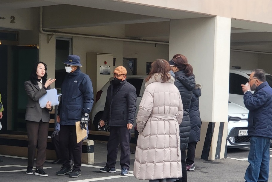 김예나 남구의원, 신정동 신축공사 관련 집회 현장 방문