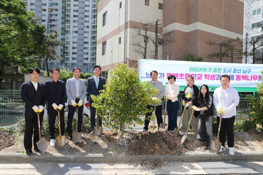 동백초등학교 나무식재 행사_4