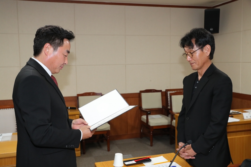 의원연구단체 지원 심의위원회 위원 위촉식 및 심사_1