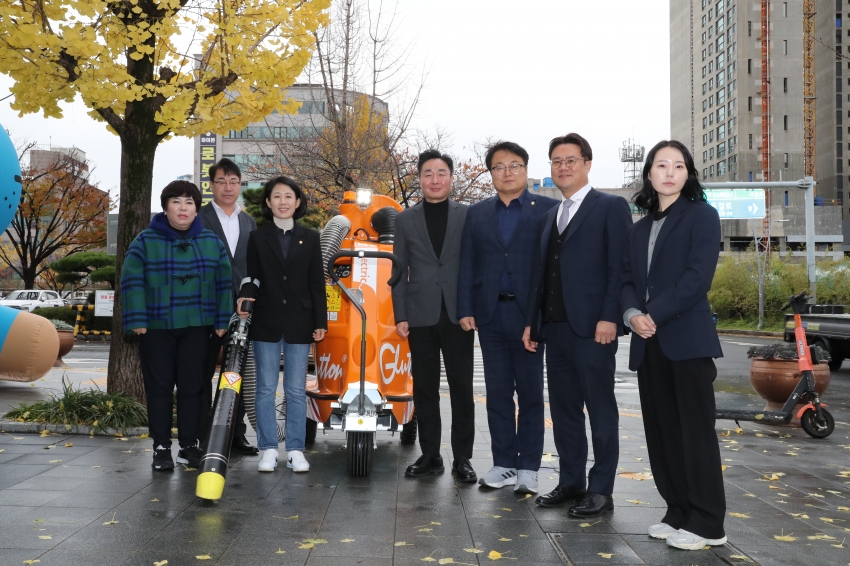 복지건설위원회 '전기충전식 친환경 진공 노면청소기'시연 현장방문_1
