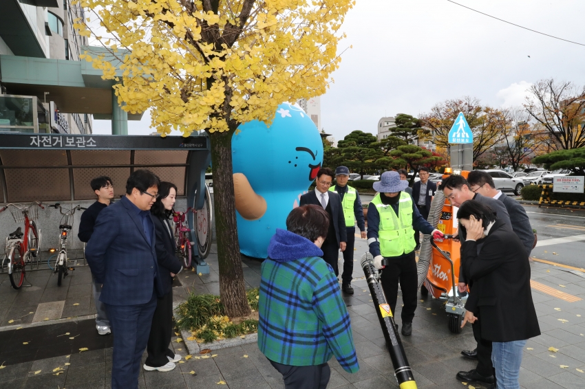 복지건설위원회 '전기충전식 친환경 진공 노면청소기'시연 현장방문_2