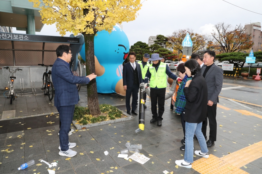 복지건설위원회 '전기충전식 친환경 진공 노면청소기'시연 현장방문_3