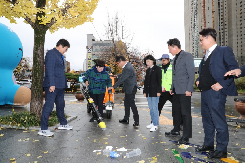 복지건설위원회 '전기충전식 친환경 진공 노면청소기'시연 현장방문_4
