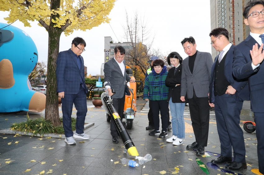 복지건설위원회 '전기충전식 친환경 진공 노면청소기'시연 현장방문_5