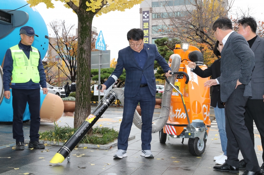 복지건설위원회 '전기충전식 친환경 진공 노면청소기'시연 현장방문_6