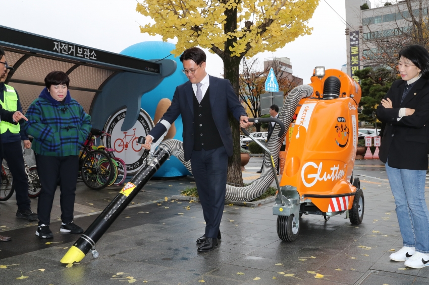 복지건설위원회 '전기충전식 친환경 진공 노면청소기'시연 현장방문_8