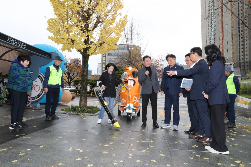 복지건설위원회 '전기충전식 친환경 진공 노면청소기'시연 현장방문_9