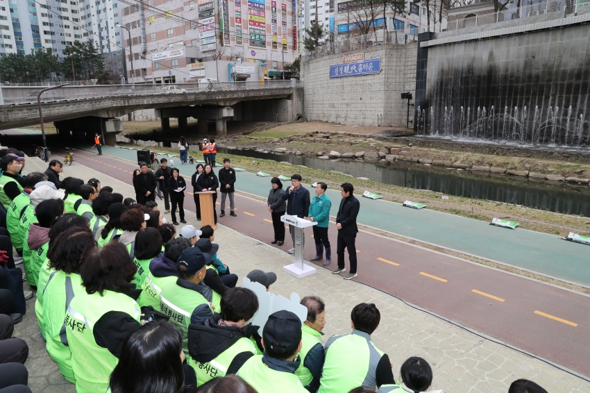 주민과 함께 만드는 여천천정원 비료주기 행사_4