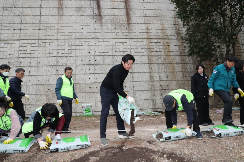 주민과 함께 만드는 여천천정원 비료주기 행사_7