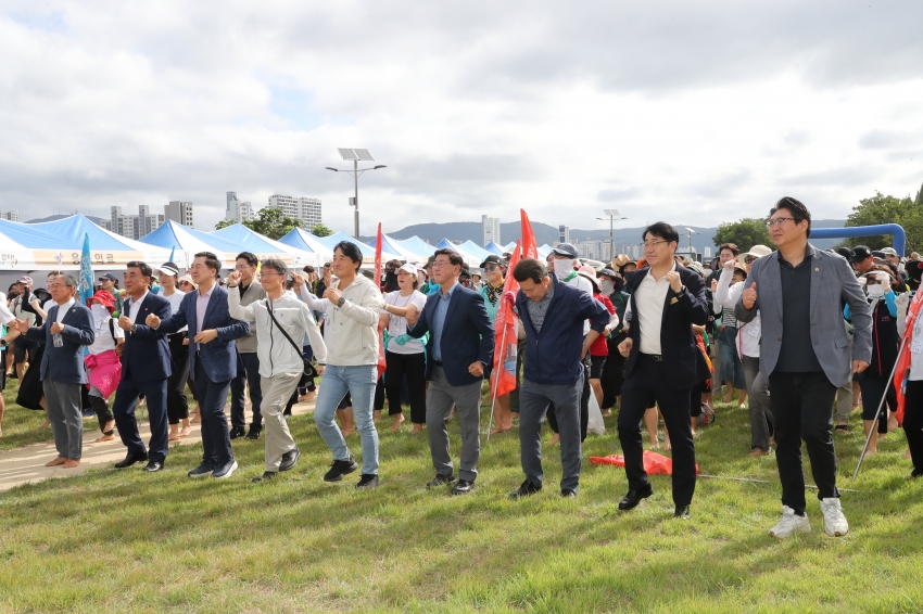 맨발걷기울산시민운동본부 태화강 황토맨발길 걷기 행사_4